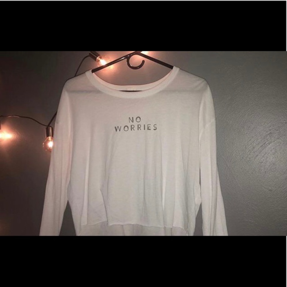 “no worries” white long sleeve.